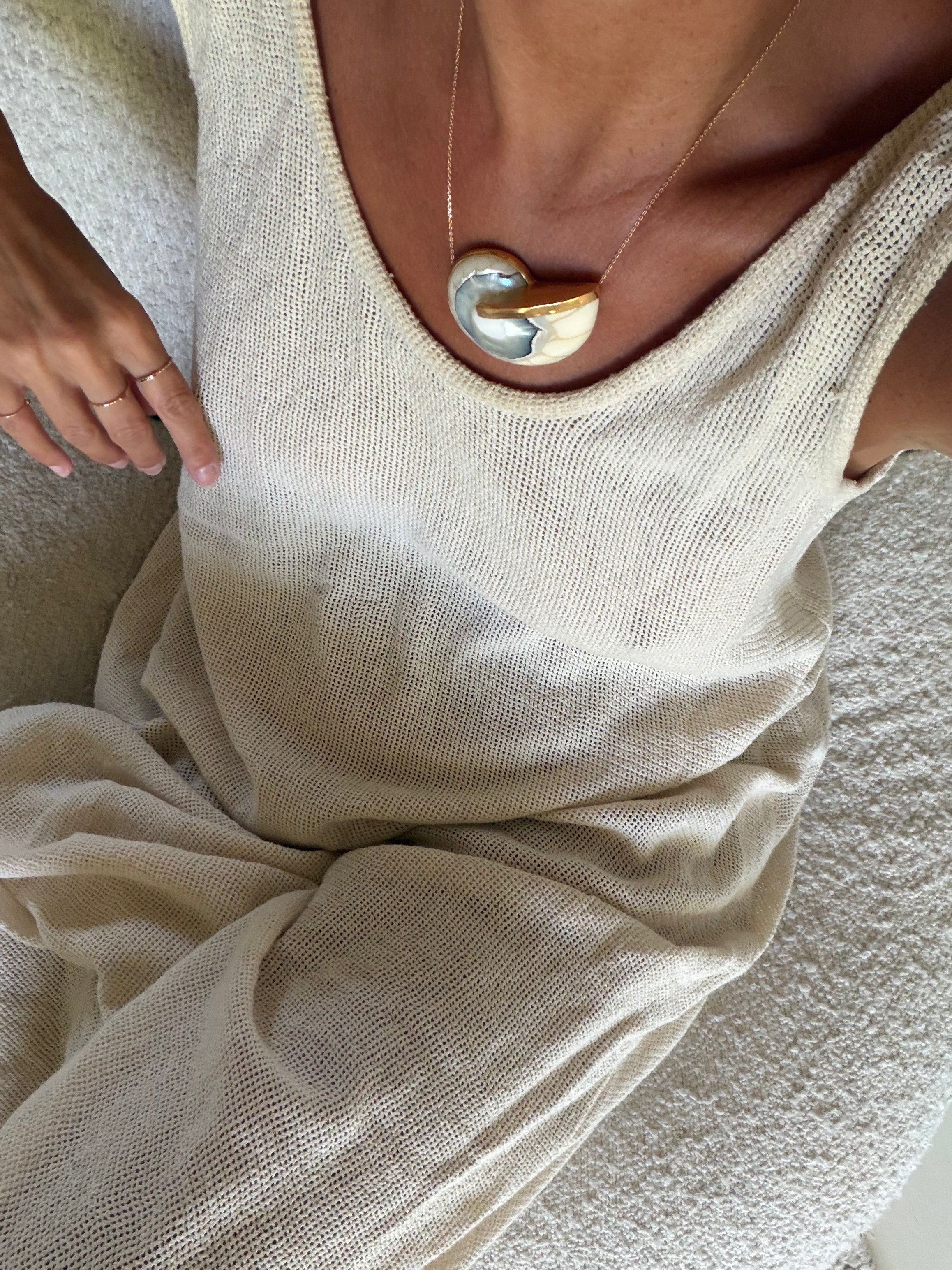 Grand spiral shell pendant beige