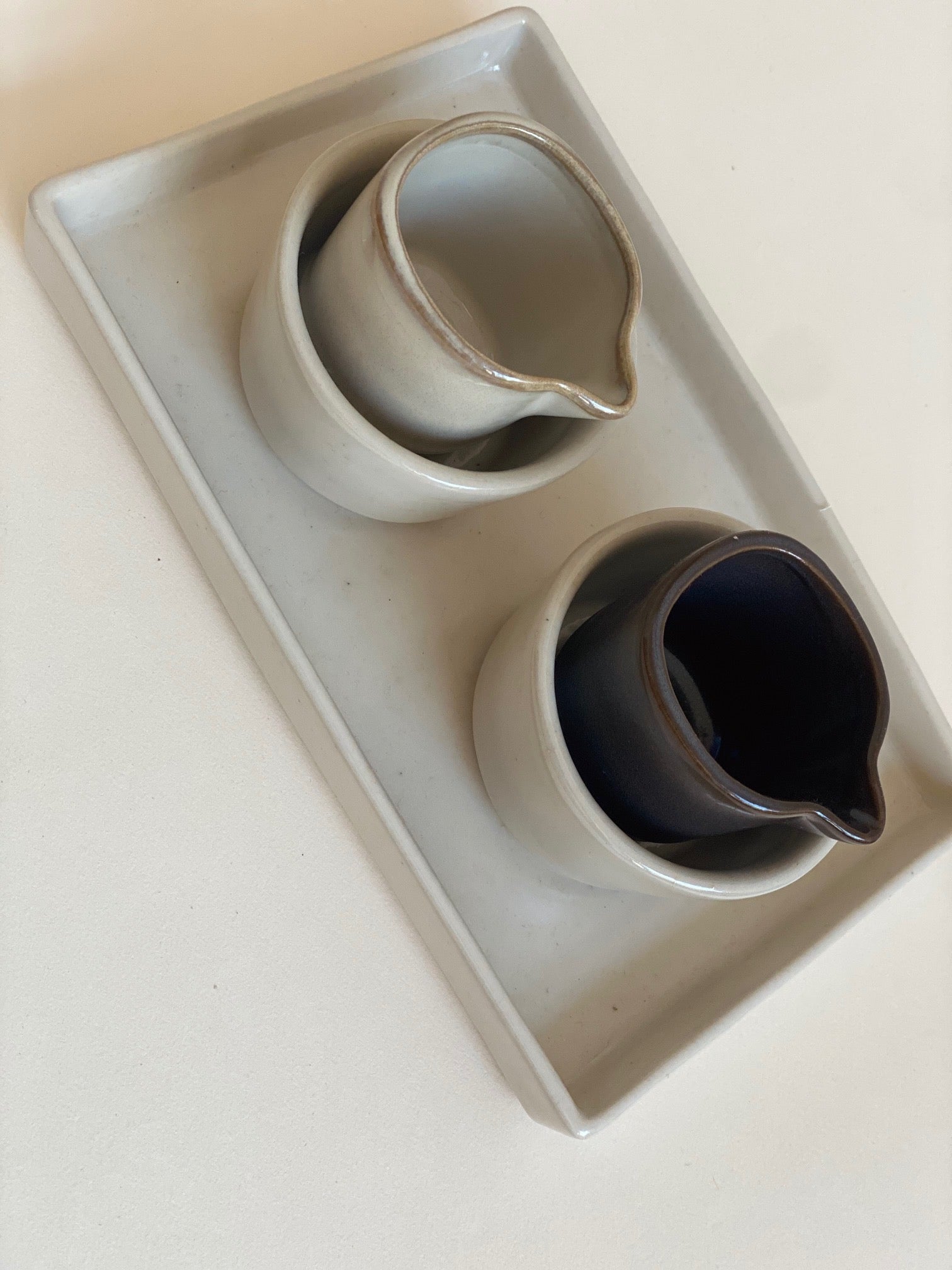 Ceramic rectangular tray beige